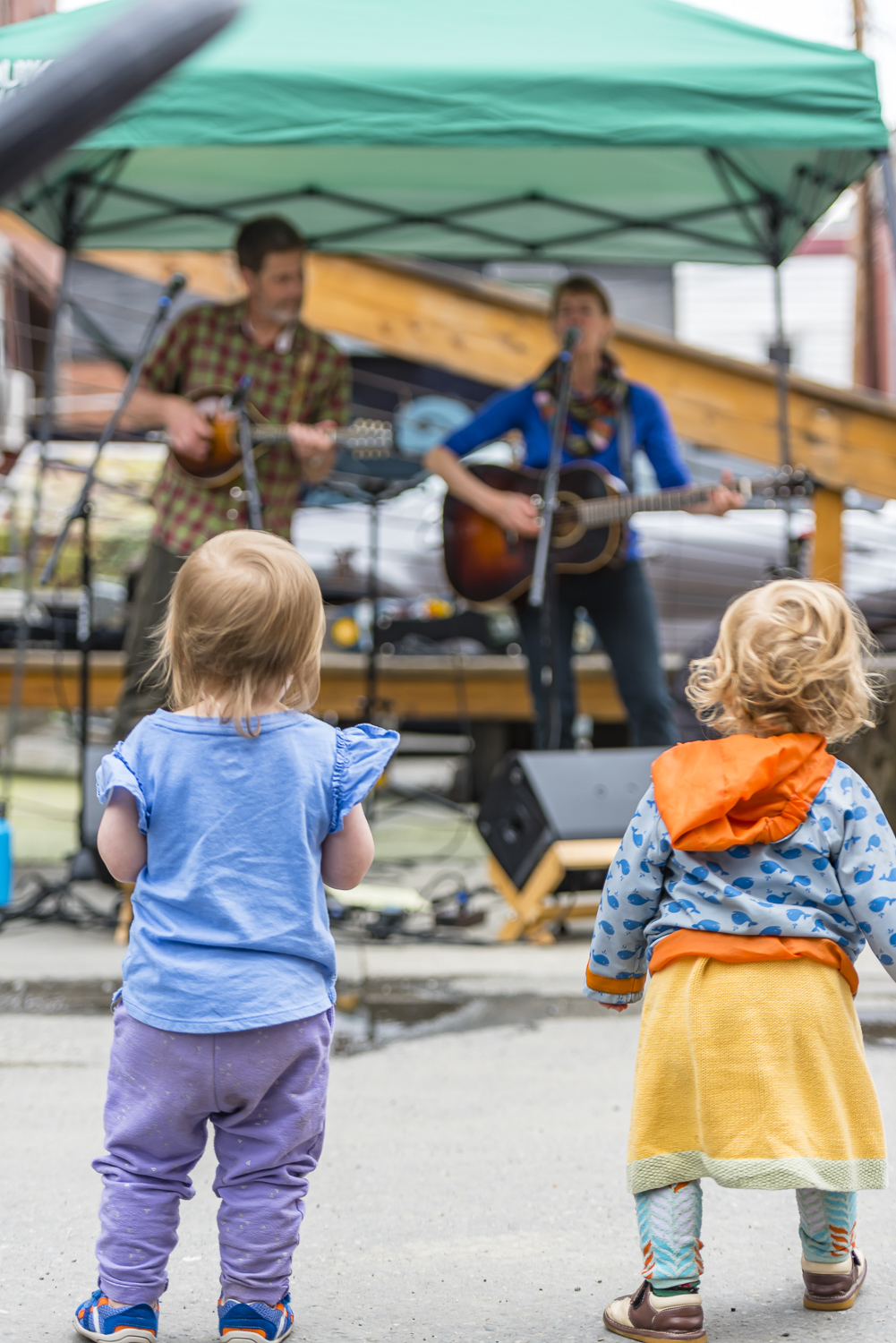 Kids groove to the music<br>
